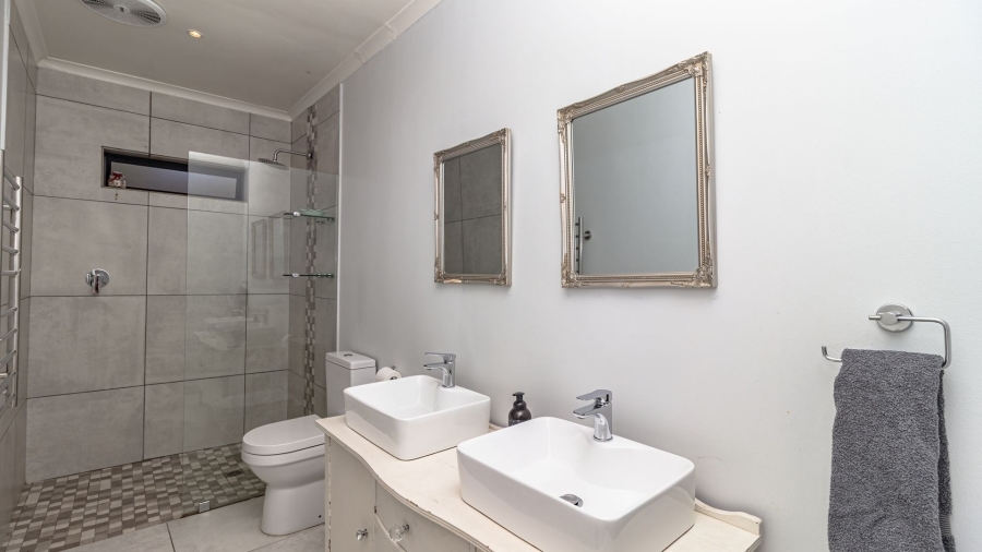 To Let 4 Bedroom Property for Rent in Kenridge Heights Western Cape